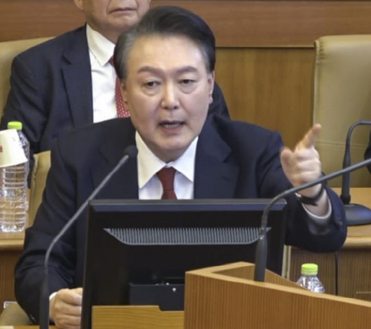 지난 2월6일 윤석열 대통령이 서울 종로구 헌법재판소에서 열린 대통령 탄핵 심판 6차 변론에서 증인으로 출석한 곽종근 전 육군특수전사령관의 답변을 들은 뒤 발언을 하고 있다.<연합뉴스 사진>
